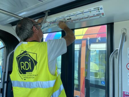 Pose stickers tramways Irigo